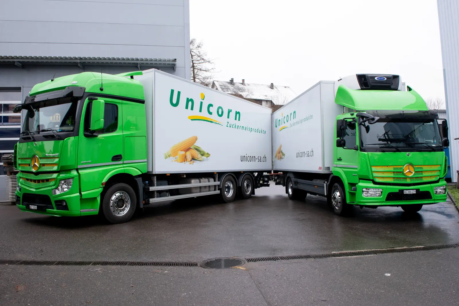 Unicorn Logistik-Fahrzeuge vor dem Firmengebäude